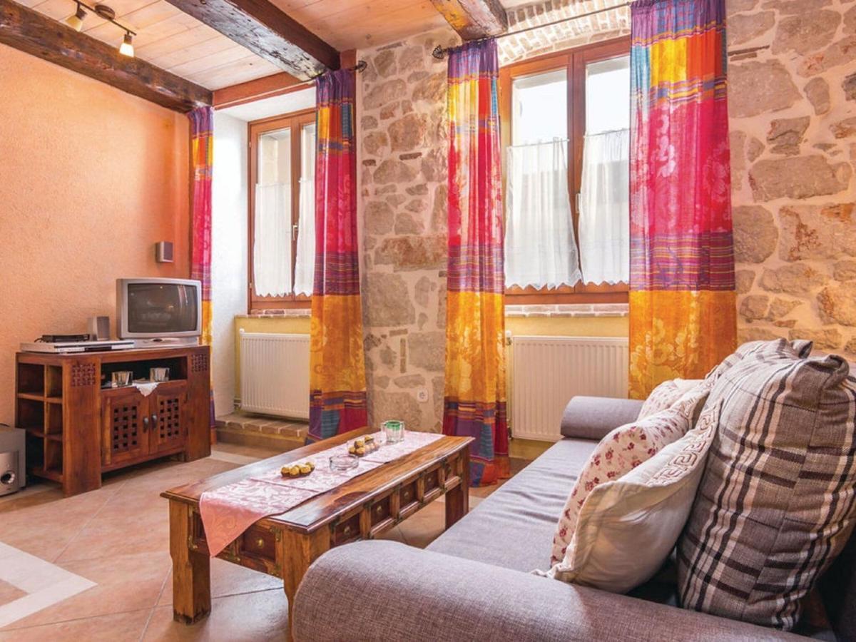 Rustic Holiday Home In Vrsar With Garden Kültér fotó