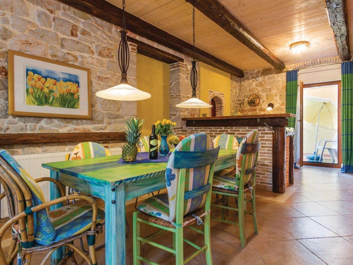 Rustic Holiday Home In Vrsar With Garden Kültér fotó